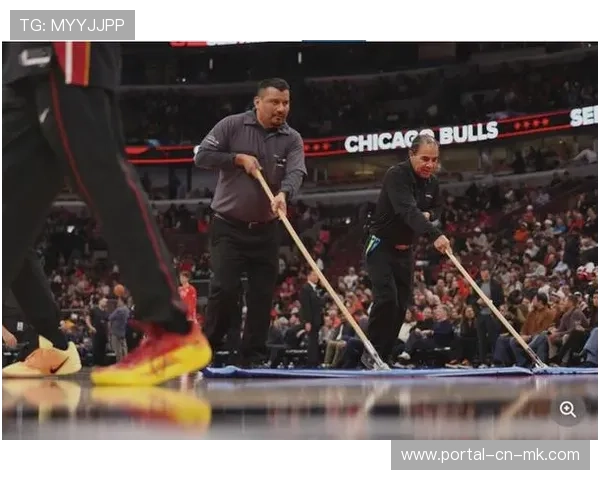 芝加哥联合中心球场冷凝水问题凸显，NBA与NHL共享场馆挑战再现