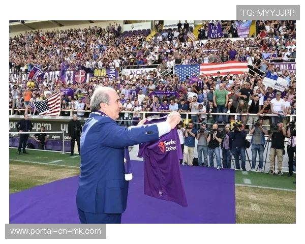 赛前仪式致敬佛罗伦萨已故主席科米索，全场默哀