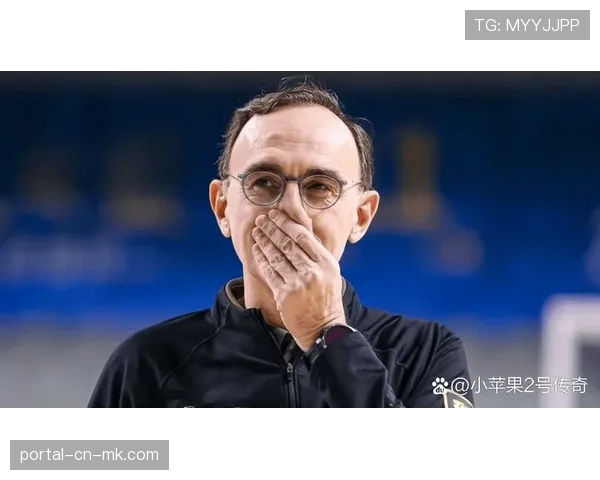 镜头语言:一位教练在球队成功守平后,如释重负地擦拭额头